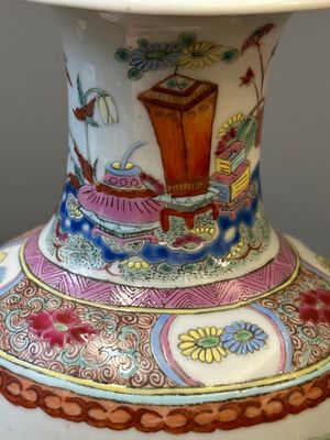 Un petit vase en porcelaine de Chine famille rose à décor de neuf pêches et un vase à décor des antiquités, 19ème — photo 11
