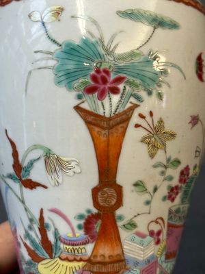 Un petit vase en porcelaine de Chine famille rose à décor de neuf pêches et un vase à décor des antiquités, 19ème — photo 12