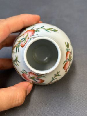 Un petit vase en porcelaine de Chine famille rose à décor de neuf pêches et un vase à décor des antiquités, 19ème — photo 5