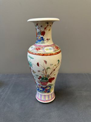 Un petit vase en porcelaine de Chine famille rose à décor de neuf pêches et un vase à décor des antiquités, 19ème — photo 9