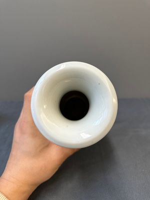 Un petit vase en porcelaine de Chine famille rose à décor de neuf pêches et un vase à décor des antiquités, 19ème — photo 10