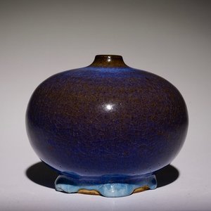 Un petit vase en porcelaine de Chine monochrome flambé, poss. Shiwan, 19ème — photo 1