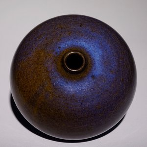 Un petit vase en porcelaine de Chine monochrome flambé, poss. Shiwan, 19ème — photo 2