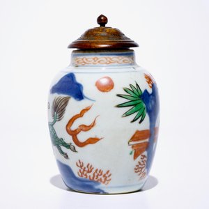 Un petit vase en porcelaine de Chine wucai au garçon sur un kylin, époque Transition, Shunzhi — photo 3