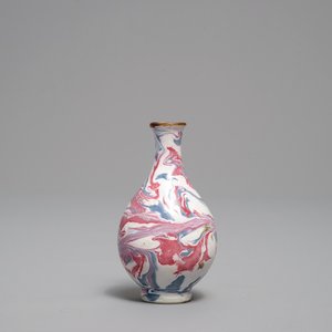 Un petit vase faux-marbre en porcelaine de Chine, 18ème — photo 3
