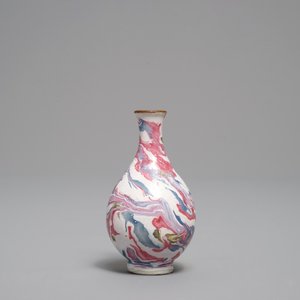 Un petit vase faux-marbre en porcelaine de Chine, 18ème — photo 4