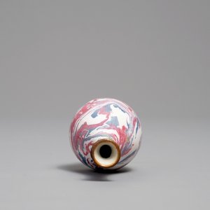 Un petit vase faux-marbre en porcelaine de Chine, 18ème — photo 5