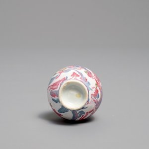 Un petit vase faux-marbre en porcelaine de Chine, 18ème — photo 6