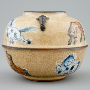 Un petit vase globulaire en porcelaine de Chine à décor de chevaux sur un fond brun craquelé, 18/19ème — photo 5