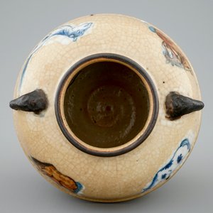 Un petit vase globulaire en porcelaine de Chine à décor de chevaux sur un fond brun craquelé, 18/19ème — photo 6
