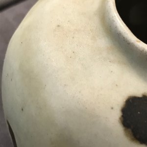 Un petit vase globulaire en porcelaine de Chine qingbai aux tâches de rouille, Yuan — photo 8