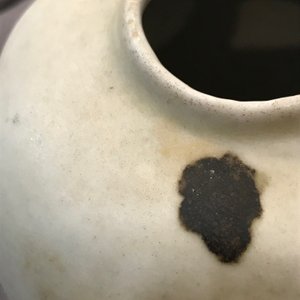 Un petit vase globulaire en porcelaine de Chine qingbai aux tâches de rouille, Yuan — photo 9