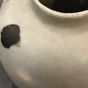 Un petit vase globulaire en porcelaine de Chine qingbai aux tâches de rouille, Yuan — photo 10