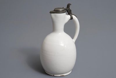 Un pichet à couvercle en étain en faïence blanche de Delft, 17ème