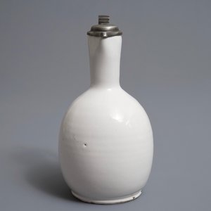Un pichet à couvercle en étain en faïence blanche de Delft, 17ème — photo 3