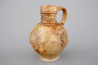 Un pichet armorié en grès de Raeren, ca. 1600