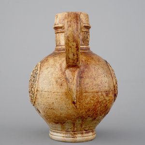 Un pichet armorié en grès de Raeren, ca. 1600 — photo 3