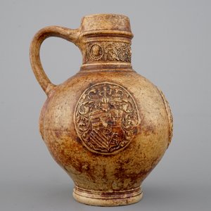 Un pichet armorié en grès de Raeren, ca. 1600 — photo 4