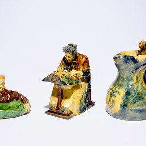 Un pichet Art Nouveau et deux figures en poterie flamande, prob. ateliers de Vandevoorde, 20ème — photo 1