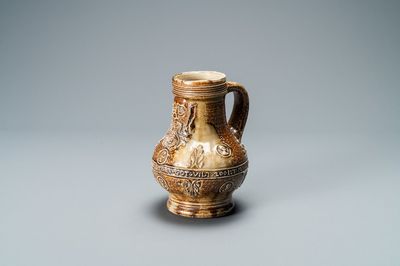Un pichet bellarmine en grès orné de médaillons et d'une banderole inscrite, Frechen, Allemagne, 16ème