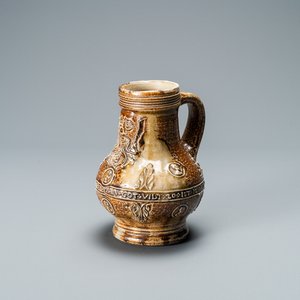 Un pichet bellarmine en grès orné de médaillons et d'une banderole inscrite, Frechen, Allemagne, 16ème — photo 1