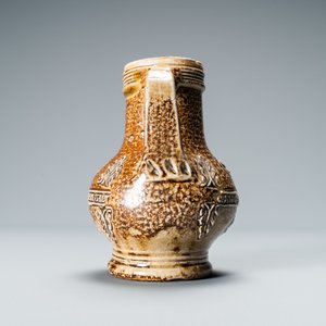 Un pichet bellarmine en grès orné de médaillons et d'une banderole inscrite, Frechen, Allemagne, 16ème — photo 4
