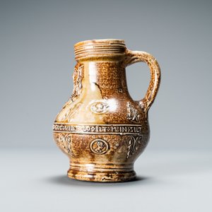 Un pichet bellarmine en grès orné de médaillons et d'une banderole inscrite, Frechen, Allemagne, 16ème — photo 5