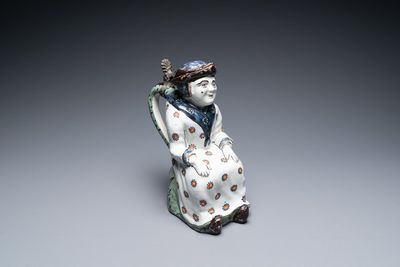Un pichet couvert de type 'Jacqueline' en faïence polychrome de Lille, France, 18ème