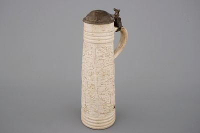Un pichet de type "schnelle" de Siegburg aux armoiries d'alliance avec Danemark, ca. 1580