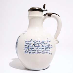 Un pichet d'inscription orangiste en faïence de Delft bleu et blanc aux armes de Guillaume III, 17ème — photo 5