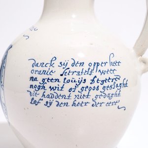 Un pichet d'inscription orangiste en faïence de Delft bleu et blanc aux armes de Guillaume III, 17ème — photo 6