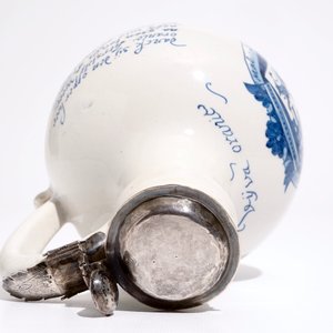 Un pichet d'inscription orangiste en faïence de Delft bleu et blanc aux armes de Guillaume III, 17ème — photo 9