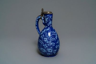 Un pichet en faïence de Delft à fond 'bleu persan' au couvercle en étain, 17/18ème