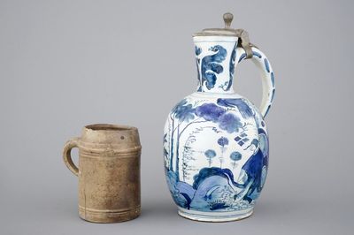 Un pichet en faïence de Delft au décor chinoiserie 17ème et une petite chope en grès du 15ème siècle