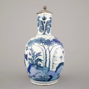 Un pichet en faïence de Delft au décor chinoiserie 17ème et une petite chope en grès du 15ème siècle — photo 6