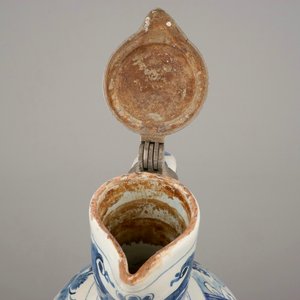 Un pichet en faïence de Delft au décor chinoiserie 17ème et une petite chope en grès du 15ème siècle — photo 7