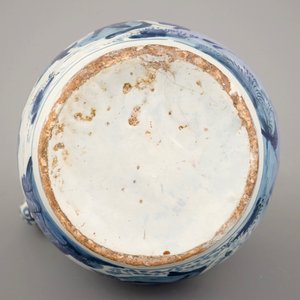 Un pichet en faïence de Delft au décor chinoiserie 17ème et une petite chope en grès du 15ème siècle — photo 9