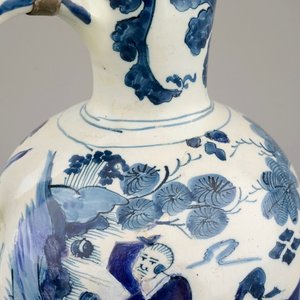 Un pichet en faïence de Delft au décor chinoiserie 17ème et une petite chope en grès du 15ème siècle — photo 10