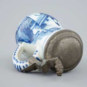 Un pichet en faïence de Delft au décor chinoiserie, monté en étain, 17ème — photo 7