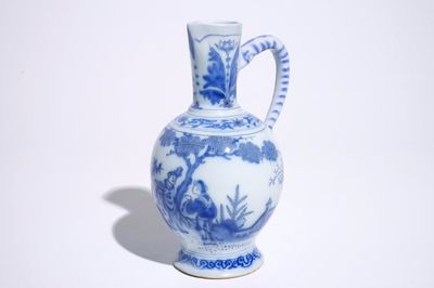 Un pichet en faïence de Delft bleu et blanc à décor chinoiserie, 17ème
