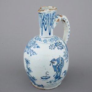 Un pichet en faïence de Delft bleu et blanc au décor de chinoiserie, 17ème siècle — photo 1