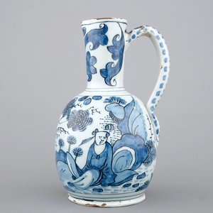 Un pichet en faïence de Delft bleu et blanc au décor de chinoiserie, 17ème siècle — photo 2