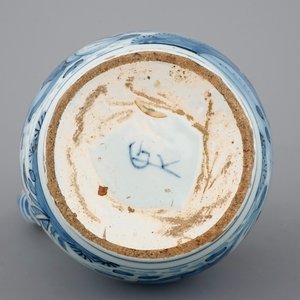 Un pichet en faïence de Delft bleu et blanc au décor de chinoiserie, 17ème siècle — photo 7