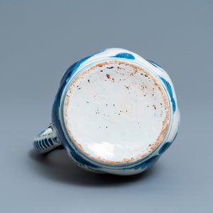 Un pichet en faïence de Delft en bleu et blanc au couvercle en argent, 17ème — photo 6