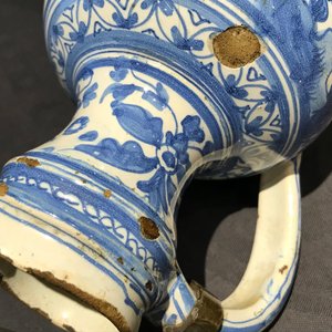 Un pichet en faïence de Haarlem ou Delft à décor de chinoiserie, début du 17ème siècle — photo 12