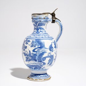 Un pichet en faïence de Haarlem ou Delft à décor de chinoiserie, début du 17ème siècle — photo 2