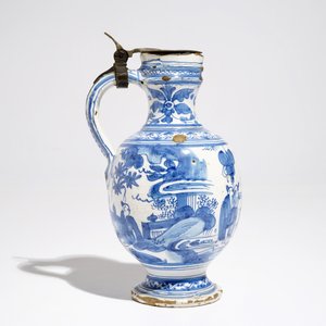 Un pichet en faïence de Haarlem ou Delft à décor de chinoiserie, début du 17ème siècle — photo 4