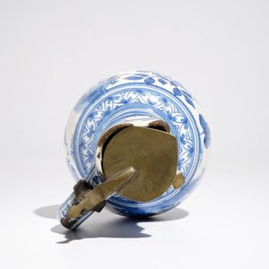 Un pichet en faïence de Haarlem ou Delft à décor de chinoiserie, début du 17ème siècle — photo 8
