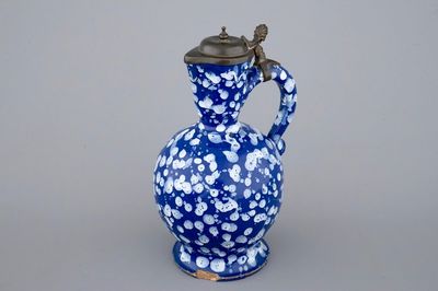 Un pichet en faïence de Nevers au décor "A la bougie" ou bleu persan, 17ème siècle