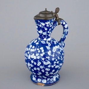 Un pichet en faïence de Nevers au décor "A la bougie" ou bleu persan, 17ème siècle — photo 1